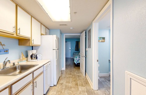 Crescent Beach Condo | 11th floor oceanfront condo w/private balcony, 18 pools & hot tubs