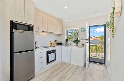 Scarborough Apartment | 12 Calming Coral Beach 2BRM Apt parking sleeps 4