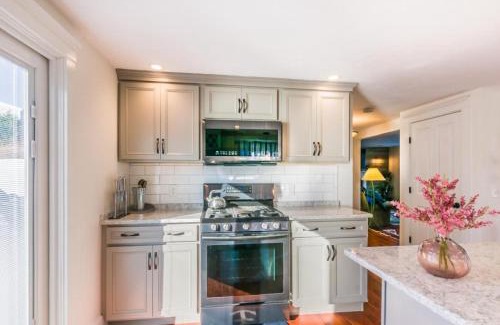 Sandwich House | 12 Feake Avenue Sandwich - Cape Cod