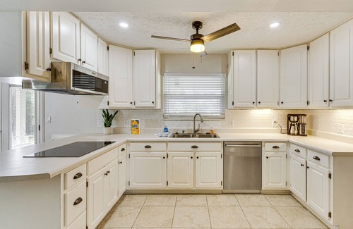 Lynn Haven House | 12 Mi to PCB: 'The Whale’s Tale’ w/Patio & Grill