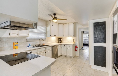 Lynn Haven House | 12 Mi to PCB: 'The Whale’s Tale’ w/Patio & Grill