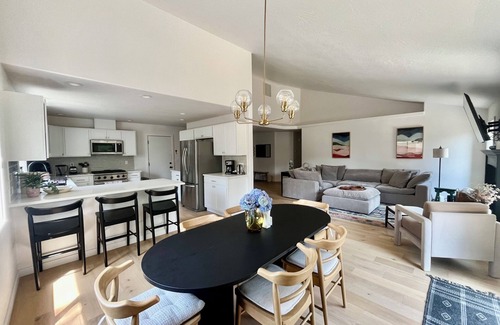 Central Oregon House | 12 mins UO, Autzen, 10min airport, Hot tub, Fire pit!