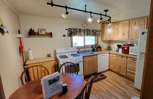 Martin City Cabin | 12 minute drive to Glacier National Park ~Trout Run Cabin at Lazy Bear Lodging