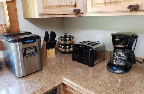 Martin City House | 12 Minute Drive to Glacier National Park~ The Bear Den At Lazy Bear Lodging
