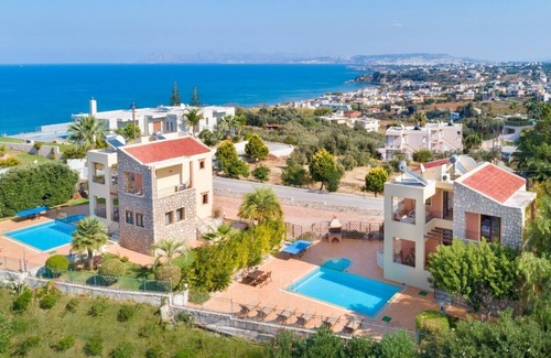 Stalos Villa | 12 People*2 Private pool * 500mt to Stalos beach* Walk to Tavernas & Supermarket