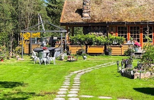Hardangerfjord House | 12 person holiday home in Kysnesstrand