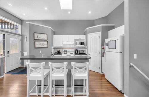 Calgary House | 12 Spacious Home w/A/C, Crib, Garage, By Airport