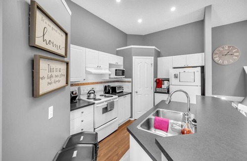 Calgary House | 12 Spacious Home w/A/C, Crib, Garage, By Airport