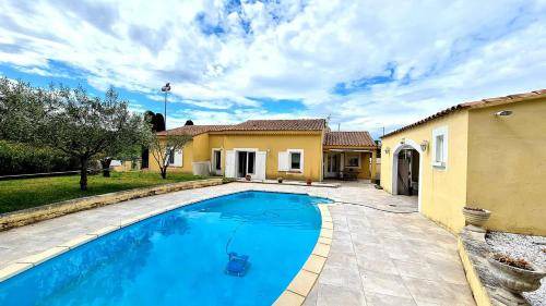 Chateauneuf-du-Pape Villa | 120 m² Villa ∙ 3 bedrooms ∙ 8 guests