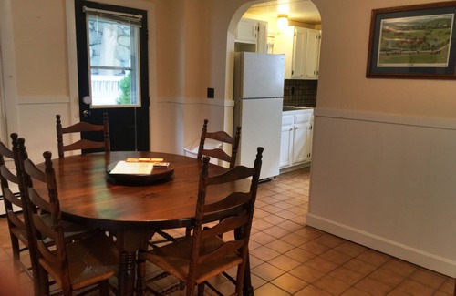West End House | 1200 sq ft ♦ West End Townhouse ♦ Perfect Location