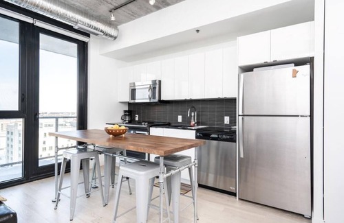 Downtown Winnipeg Condo | (1210)Downtown Glasshouse Gorgeous 2BR 1BATH +PARKING+Fast WiFi (311)