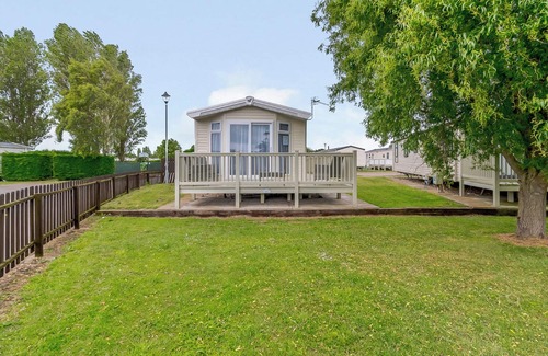 Mablethorpe House | 12ft-wide luxury caravan with one double and two twin.