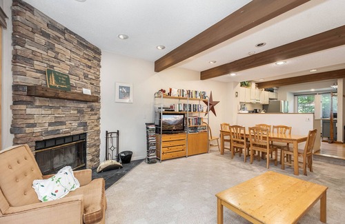 McHenry House | 13 Lakeview Court | Pet Friendly & Great Views!