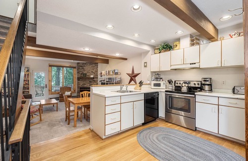 McHenry House | 13 Lakeview Court | Pet Friendly & Great Views!