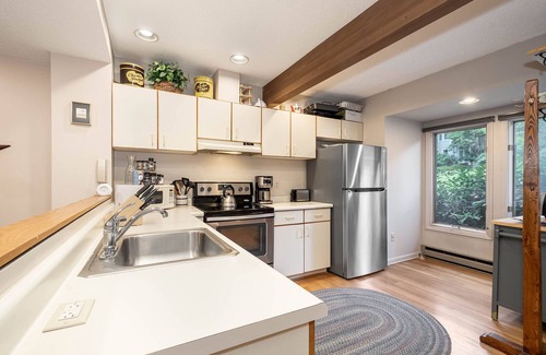McHenry House | 13 Lakeview Court | Pet Friendly & Great Views!