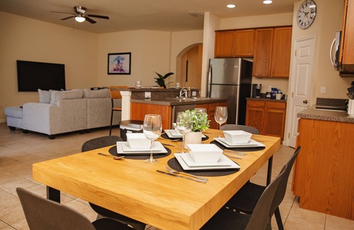 Trafalgar Village House | 13 MILES to DISNEY! POOL VILLA -4BR-3BA-BBQ-KING SUITE