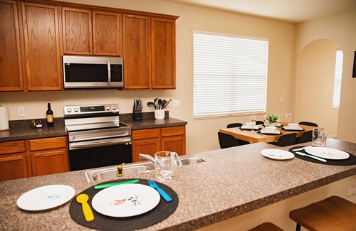 Trafalgar Village House | 13 MILES to DISNEY! POOL VILLA -4BR-3BA-BBQ-KING SUITE