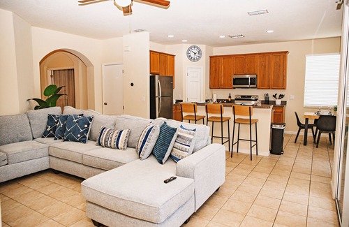 Trafalgar Village House | 13 MILES to DISNEY! POOL VILLA -4BR-3BA-BBQ-KING SUITE