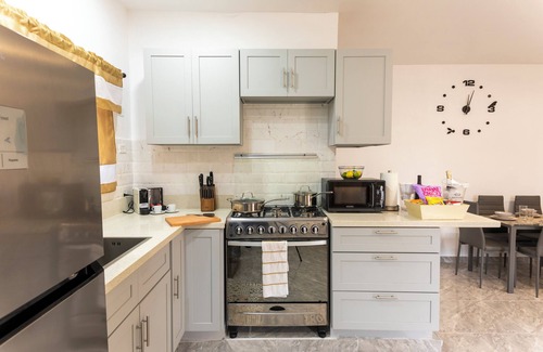 The Valley Apartment | 1300sq. ft. with Concierge and Private Backyard. 10mins to most beaches