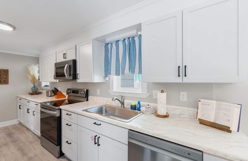 Bid-a-wee Beach House | 13900 Millcole Ave - Beachy Bungalow - Sleeps 10