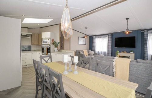 Burnham-on-Sea Cottage | 14 FAIRWAYS, family friendly, with pool in Burnham-On-Sea