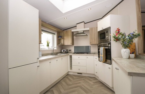 Burnham-on-Sea Cottage | 14 FAIRWAYS, family friendly, with pool in Burnham-On-Sea