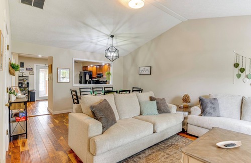 Greenwood House | 14 Mi to Dtwn Indy: Family Gem w/Yard