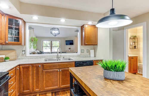 Greenwood House | 14 Mi to Dtwn Indy: Family Gem w/Yard