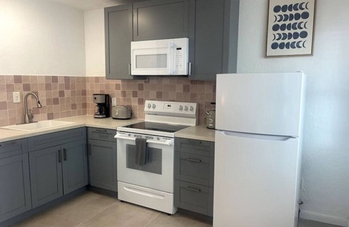 Bay Esplanade Apartment | 14 · Surf n Sand Studio Apartment by the Water 14