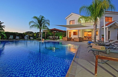 Pano Arodhes Villa | 140 m² Villa ∙ 4 bedrooms ∙ 8 guests