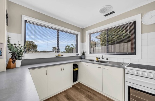 Merimbula Apartment | 15 Beach St - Right on the lake