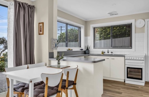 Merimbula Apartment | 15 Beach St - Right on the lake