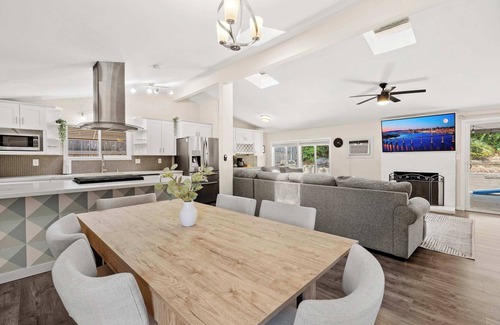 Serra Mesa House | 15 Min to Beach and Zoo! | Private Yard w/Hot Tub