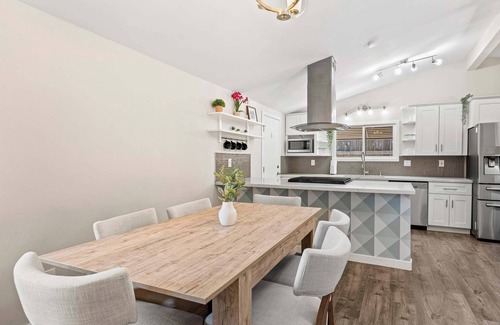 Serra Mesa House | 15 Min to Beach and Zoo! | Private Yard w/Hot Tub