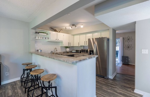 Heritage Woods House | 15 Wagon Road: Walk to the beach! Private Pool with Lagoon View!