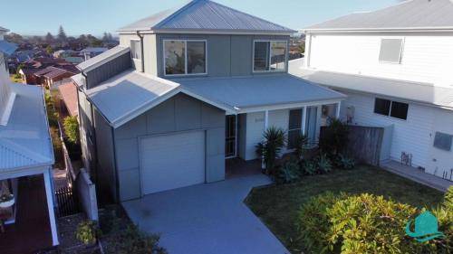 Caves Beach House | 150 m² House ∙ 3 bedrooms ∙ 6 guests