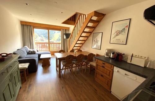 Meribel Centre Apartment | 150m from ski slopes, 5th floor, view resort, balcony, tv, ski locker, 42m², Méribel