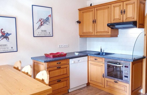 Meribel Centre Apartment | 150m from ski slopes, 5th floor, view resort, balcony, tv, ski locker, 42m², Méribel
