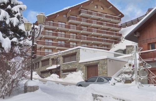 Meribel Centre Apartment | 150m from ski slopes, 5th floor, view resort, balcony, tv, ski locker, 42m², Méribel