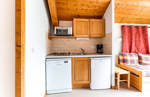 La Joue du Loup Apartment | 150m from the slopes, apartment for 8 with balcony