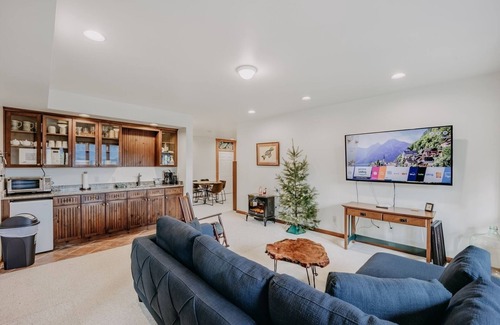 Glacier Apartment | 15MBH - Amazing Mountain Views - Hot Tub - Pets Ok - Sleeps 6 by RedAwning