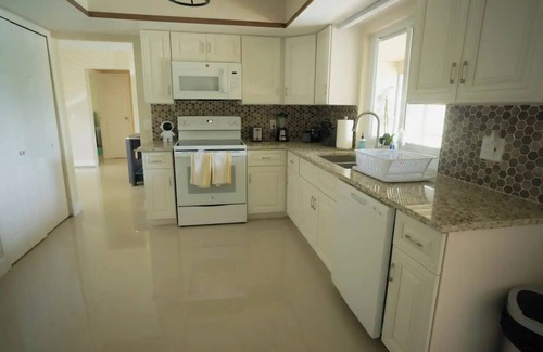 Sunrise House | 15Min from FLL airport/with 8ft pool & NEW Jacuzzi Hot Tub