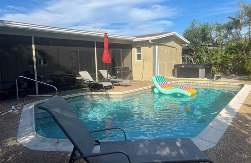 Sunrise House | 15Min from FLL airport/with 8ft pool & NEW Jacuzzi Hot Tub