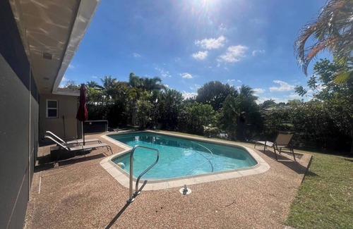Sunrise House | 15Min from FLL airport/with 8ft pool & NEW Jacuzzi Hot Tub