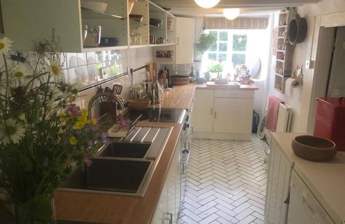 Dundon Cottage | 15th century 3 bedroom cottage & delightful garden