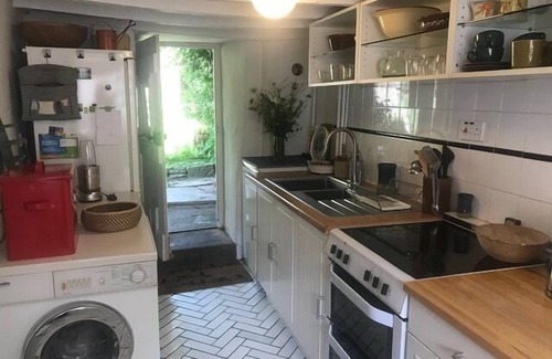 Dundon Cottage | 15th century 3 bedroom cottage & delightful garden