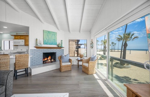 Newport Beach Apartment | 15th St - OCEANFRONT DUPLEX WITH PARKING & PATIO