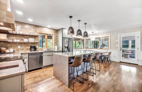 Ava Cabin | 16 Guests | Ponds | Hot Tub | Game Room | Trails