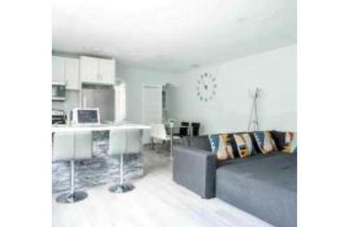 East Little Havana Apartment | 16 PPL - 5 min to Brickell - Bars - Nightlife - King Bed - Hot Tub
