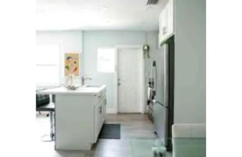 East Little Havana Apartment | 16 PPL - 5 min to Brickell - Bars - Nightlife - King Bed - Hot Tub